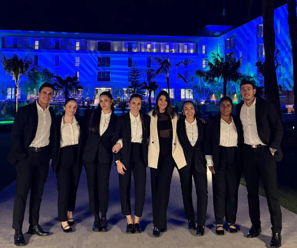 Equipo de azafatas y azafatos trabajando en un evento profesional en Tenerife.