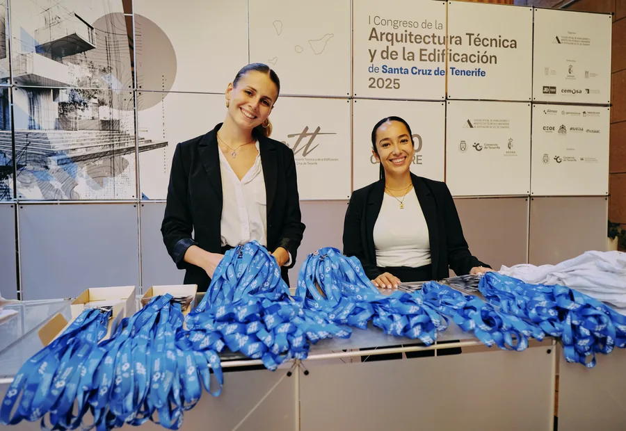 Atención a participantes durante un congreso.